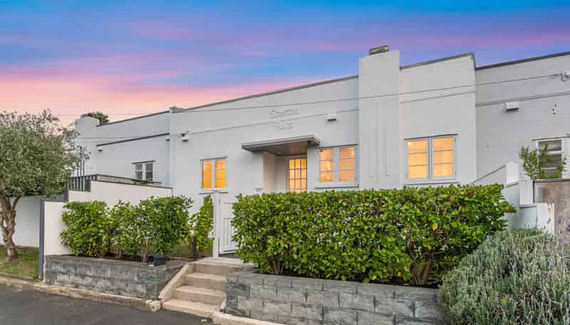 2/27 Calliope Road, Devonport