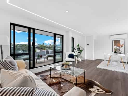 2/49 Northboro Road, Takapuna