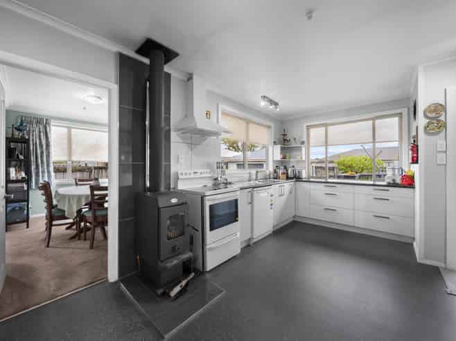 240 High Street North, Carterton
