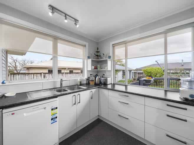 240 High Street North, Carterton