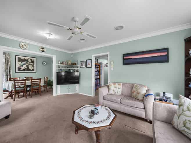 240 High Street North, Carterton