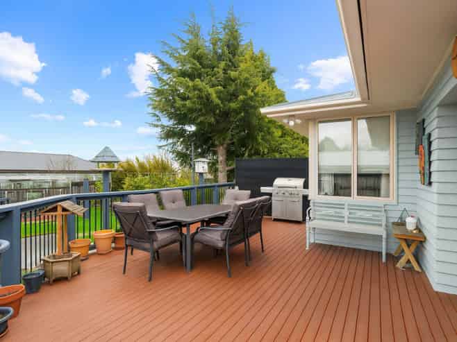 240 High Street North, Carterton