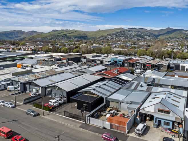 Immaculate Warehouse & Showroom/Office