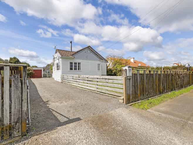 17 Robert Street, Marton