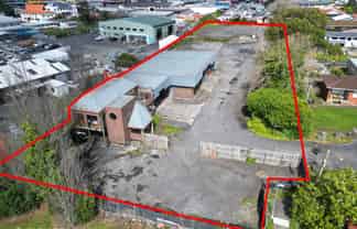 LARGE SEALED YARD WITH WORKSHOP

