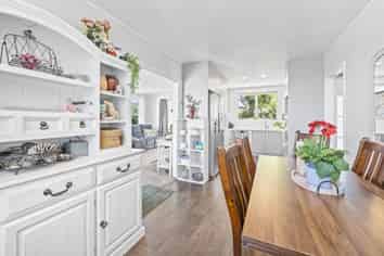 13 Helleur Road, Massey