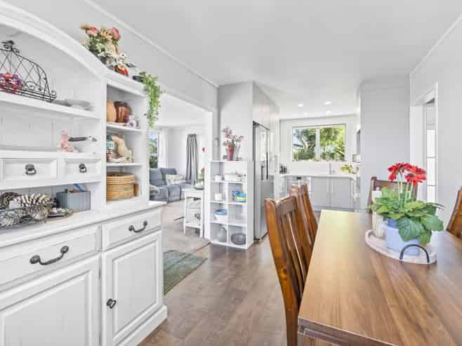 13 Helleur Road, Massey