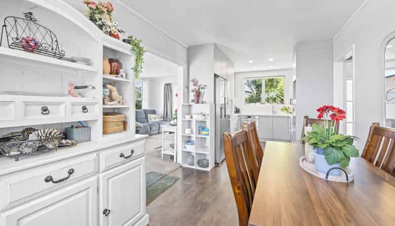 13 Helleur Road, Massey