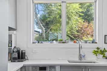 13 Helleur Road, Massey