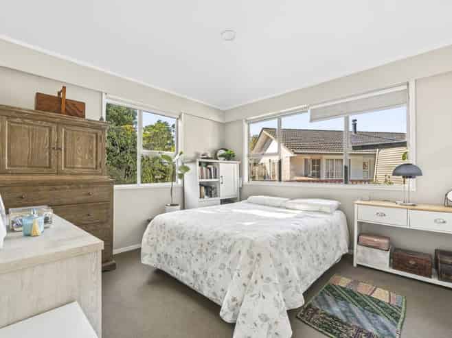 13 Helleur Road, Massey