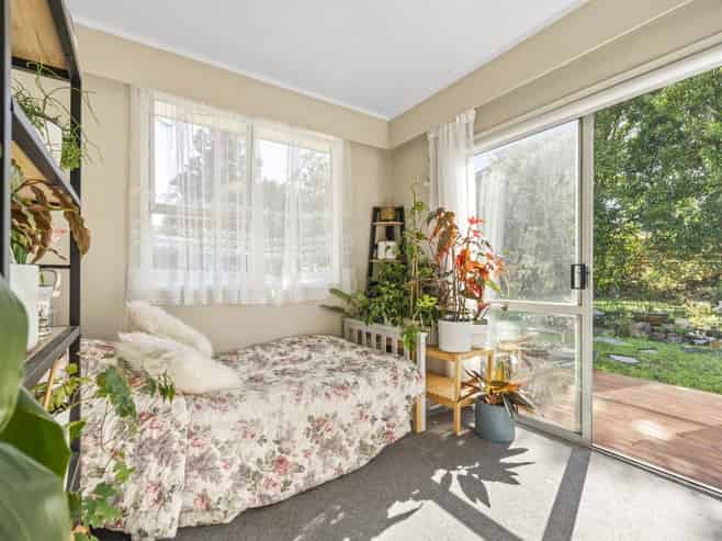13 Helleur Road, Massey