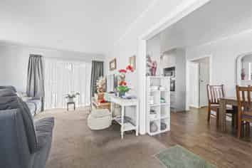 13 Helleur Road, Massey