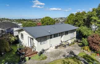 13 Helleur Road, Massey