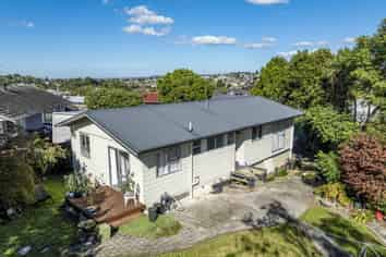 13 Helleur Road, Massey