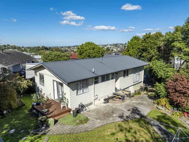 13 Helleur Road, Massey