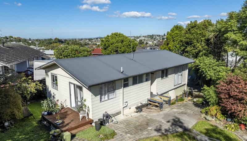 13 Helleur Road, Massey