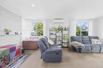 13 Helleur Road, Massey