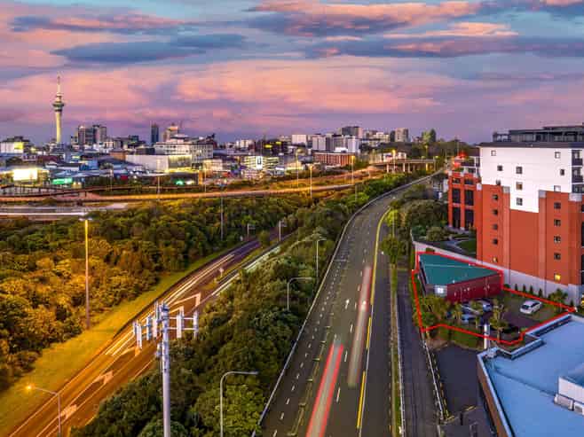Newton gem with 32.5m height + income