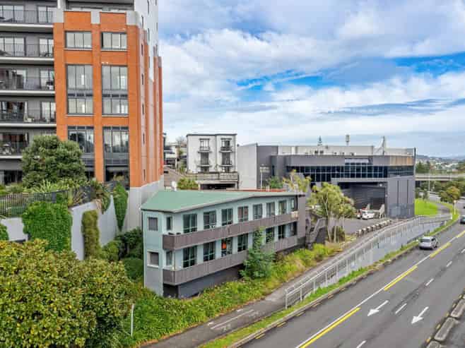 Newton gem with 32.5m height + income