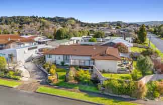 17 Lord Auckland Road, Wakefield