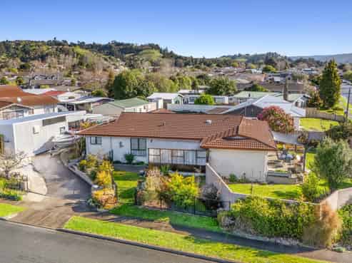 17 Lord Auckland Road, Wakefield