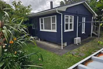 2/2 Earl Road, Titirangi
