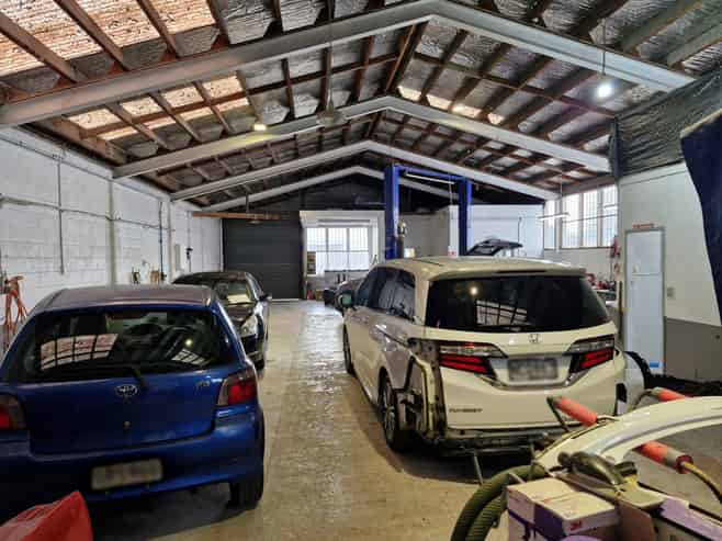 Central automotive or trade workshop with profile