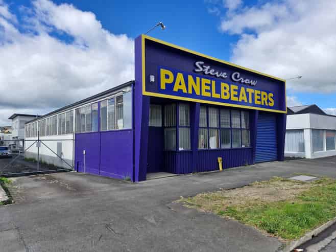 Central automotive or trade workshop with profile