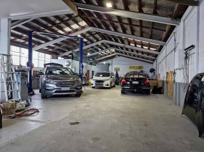 Central automotive or trade workshop with profile