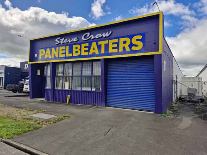 Central automotive or trade workshop with profile
