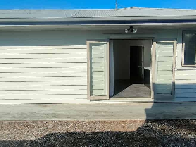 8 Avenue Road, West End