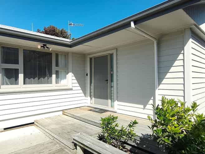 8 Avenue Road, West End