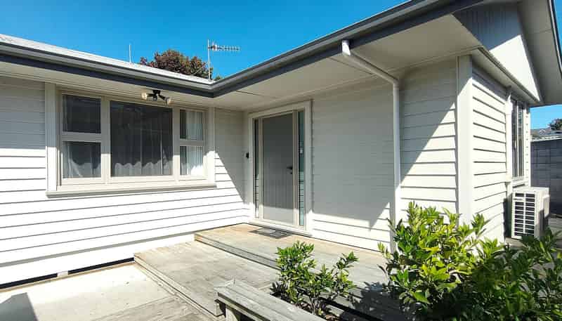 8 Avenue Road, West End