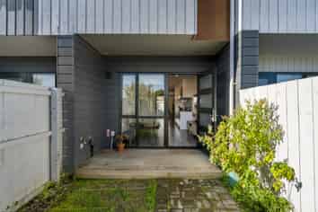8/24 Tara Road, Henderson