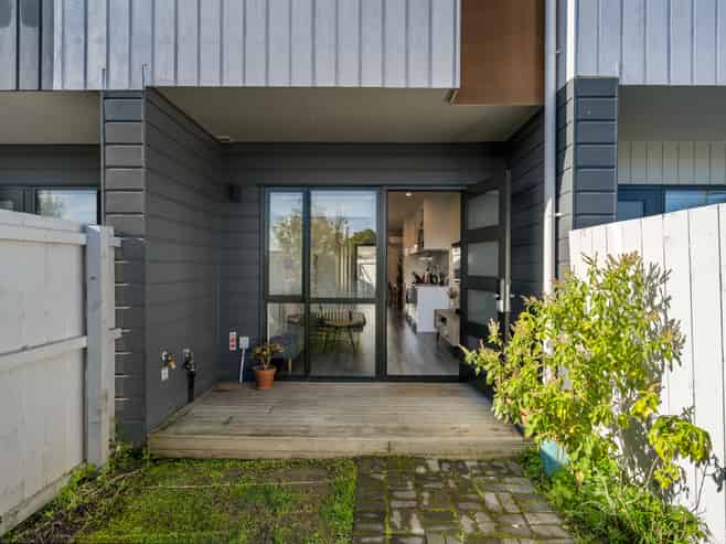 8/24 Tara Road, Henderson