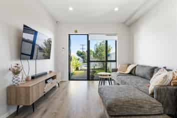 8/24 Tara Road, Henderson
