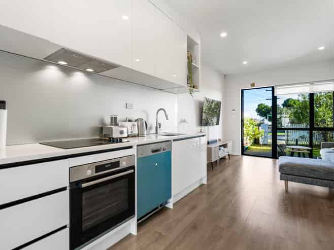 8/24 Tara Road, Henderson