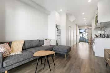 8/24 Tara Road, Henderson