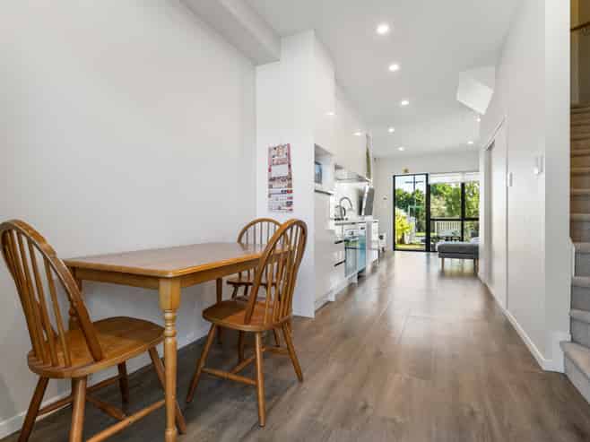 8/24 Tara Road, Henderson