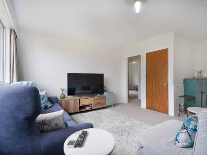 1/377 Main Road, Tawa