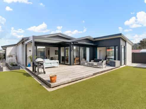 121 Charleston Avenue, Whangamata