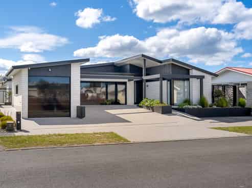 121 Charleston Avenue, Whangamata