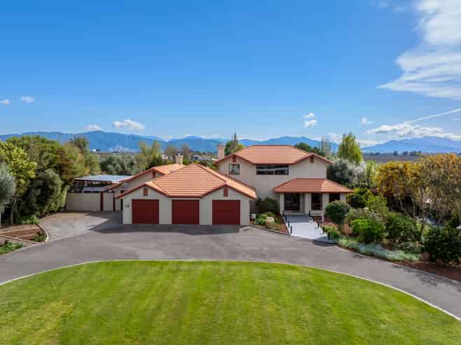32 Bradleigh Park, Fairhall
