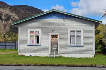 688 Taylorville Road, Taylorville