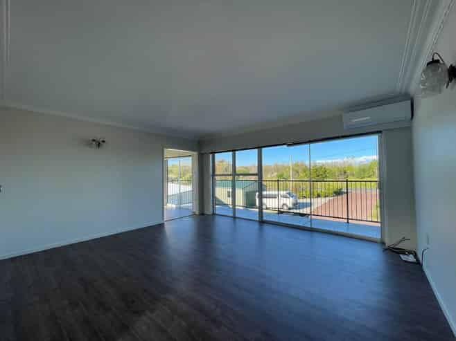 1373  Dairy Flat Highway, Dairy Flat