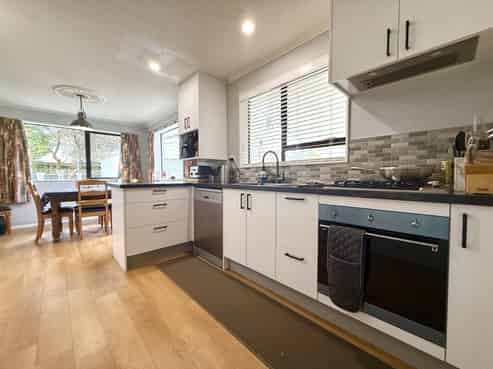 122 California Drive, Totara Park