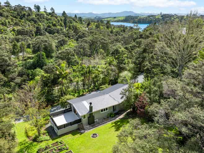 1060 Sandspit Road, Sandspit