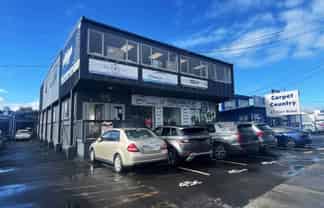 Refurbished 215m² Showroom with Parking