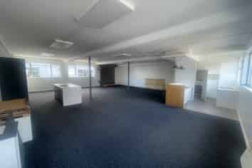 Refurbished 215m² Showroom with Parking