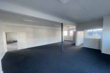 Refurbished 215m² Showroom with Parking